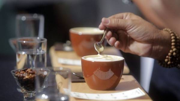 Έρευνα: Μικρότερος ο κίνδυνος πρόωρου θανάτου για όσους πίνουν καφέ, ακόμη και με ζάχαρη