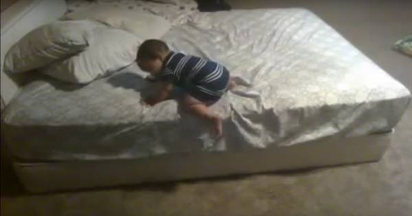 Τι σκαρφίστηκε ένα μωράκι για να κατέβει από το κρεβάτι μόνο του! (βίντεο)