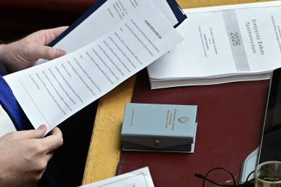 Μόνιμες ενισχύσεις 3,2 δισ. ευρώ για 5 εκατ. νοικοκυριά στον Προϋπολογισμό του 2026