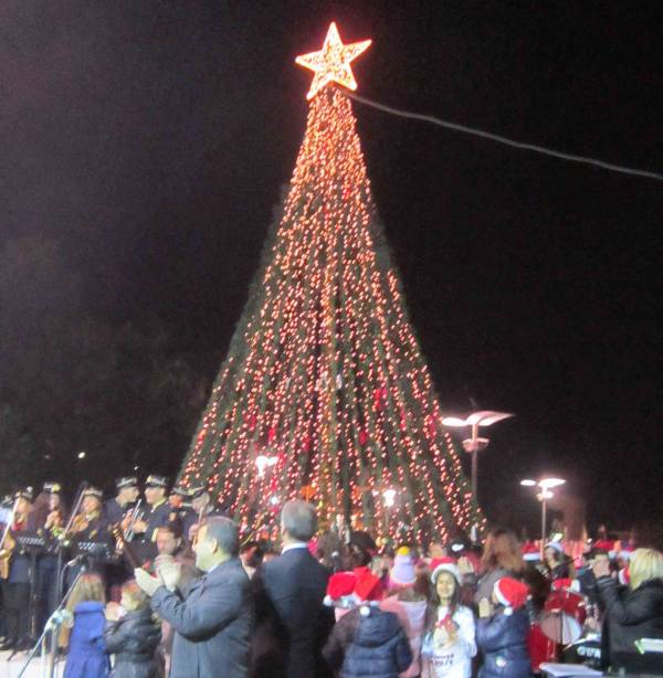 Αναψε το χριστουγεννιάτικο δένδρο στη Μεσσήνη