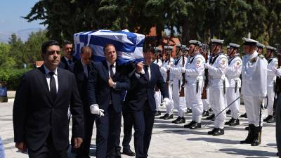Συγκίνηση στο τελευταίο αντίο στον Γιώργο Σουφλιά (βίντεο)