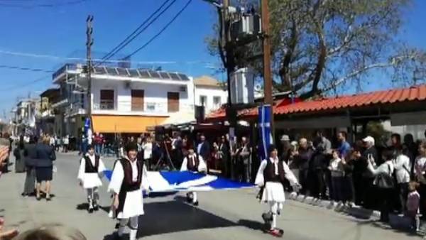 Παρέλαση για την 25η Μαρτίου στο Πεταλίδι (βίντεο)