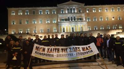 Οι πυροσβέστες της Μεσσηνίας σε συγκέντρωση στην Αθήνα