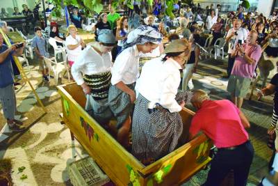 Μεσσηνία: Αναβίωσε το παραδοσιακό πάτημα σταφυλιών στην Ανάληψη (βίντεο)