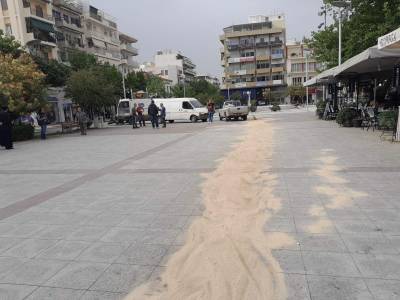 Καλαμάτα: Γέμισε με λάδια η κεντρική πλατεία - Βλάβη σε όχημα - σκούπα του δήμου