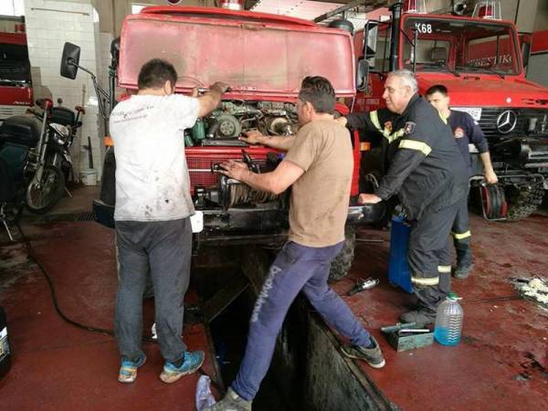 Συνεργείο με εθελοντές στο αμαξοστάσιο της Πυροσβεστικής στην Καλαμάτα