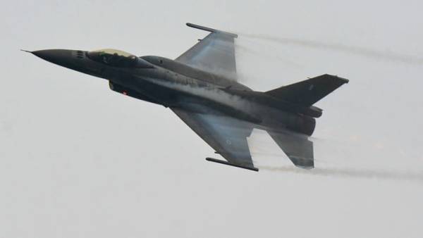 Εγκατάλειψη μαχητικού F-16 στην Ανδραβίδα - Σώος ο πιλότος (βίντεο)