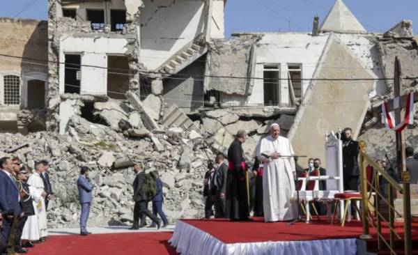 Στη Μοσούλη ο πάπας Φραγκίσκος - Συνεχίζεται η ιστορική περιοδεία του στο Ιράκ