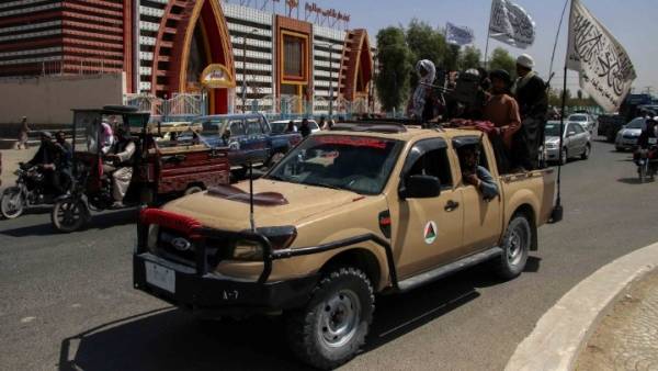 Παρέλαση των Ταλιμπάν στην Κανταχάρ σε αμερικανικά στρατιωτικά οχήματα