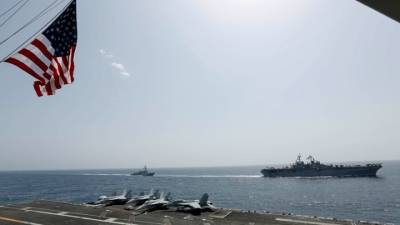 Το Πολεμικό Ναυτικό των ΗΠΑ ξεκινά από σήμερα να συνοδεύει πλοία που έχουν εγκλωβιστεί στα Στενά του Ορμούζ