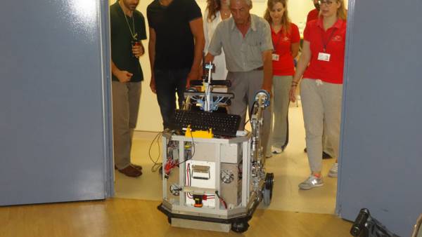 Ρομποτικό βοήθημα για άτομα με κινητικά ελλείμματα στη "Διάπλαση" 