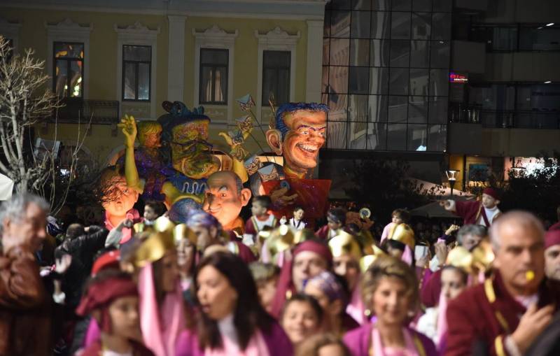 LIVE: Πατρινό Καρναβάλι 2023 - Νυχτερινή Ποδαράτη Παρέλαση