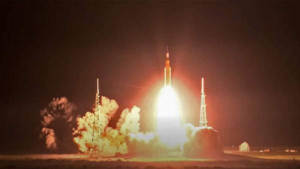 Εκτοξεύτηκε ο πύραυλος προς την Σελήνη της αποστολής Artemis (βίντεο)