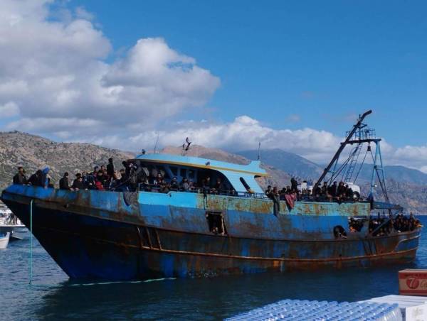 Στην Παλαιόχωρα Χανίων το σκάφος με τους εκατοντάδες μετανάστες