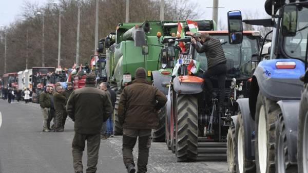 Παραμένουν στους δρόμους οι αγρότες της Ευρώπης (βίντεο)