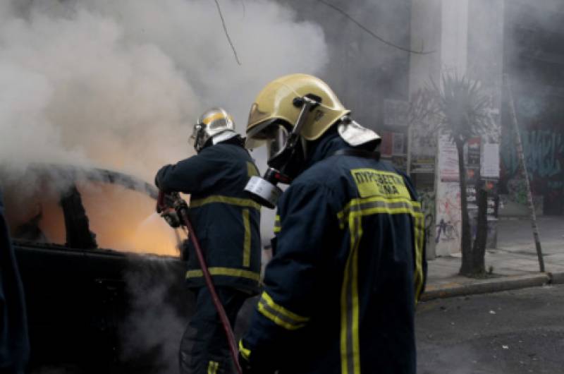 Αυτοκίνητο τυλίχτηκε στις φλόγες στην Αχαΐα - Πρόλαβαν και βγήκαν οι επιβάτες του