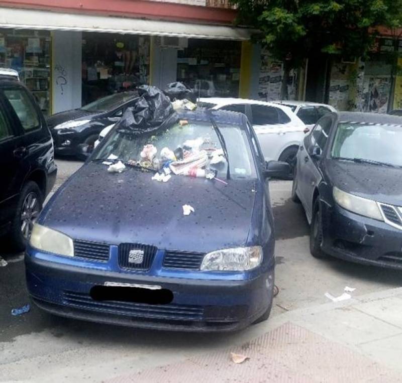 Θεσσαλονίκη: Γέμισαν με σκουπίδια αυτοκίνητο που είχε παρκάρει σε ράμπα
