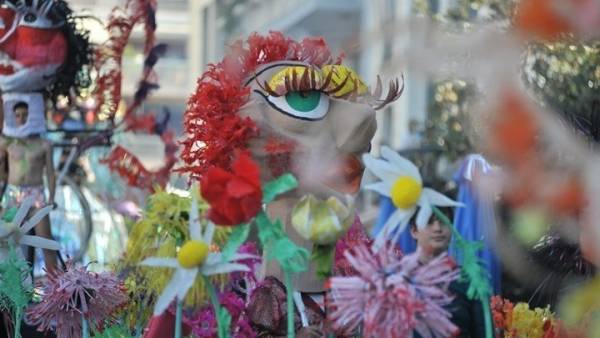 Σε έντονους καρναβαλικούς ρυθμούς ζει ξανά η Πάτρα - Περισσότεροι από 50.000 καρναβαλιστές στέλνουν μηνύματα χαράς και αισιοδοξίας