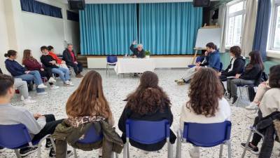 Ο Σταύρος Μπένος σε μαθητές του 4ου Λυκείου για το μέλλον της πόλης - Παραλία 15 χιλιομέτρων το μέγα θέμα της Καλαμάτας (βίντεο)