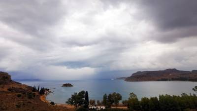 Νεφώσεις με τοπικές βροχές και μικρή άνοδος της θερμοκρασίας αναμένονται την Κυριακή