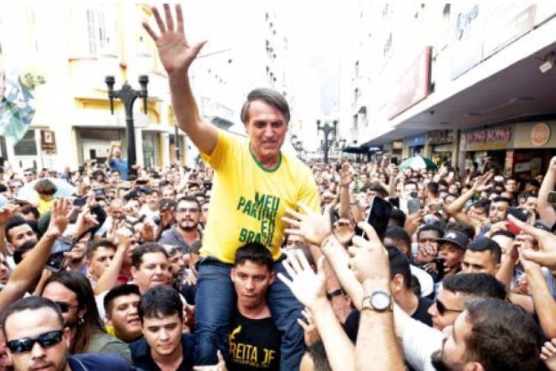 Βραζιλία: Μειώθηκε το προβάδισμα του ακροδεξιού υποψηφίου Ζαΐχ Μπολσονάρου