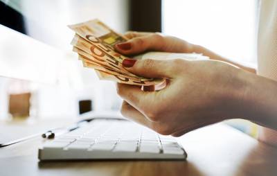 ΓΣΕΕ: Πώς πληρώνεται η αργία της 25ης Μαρτίου – Τι ισχύει για όσους θα εργαστούν