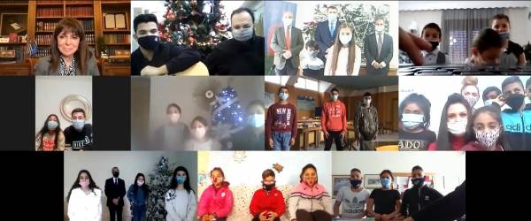 Ρομά από την Καλαμάτα και άλλες περιοχές είπαν διαδικτυακά τα κάλαντα στην Πρόεδρο της Δημοκταρίας (βίντεο)