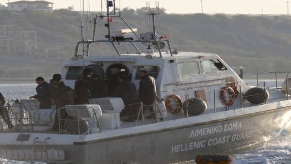 Ακυβέρνητο τουρκικό πλοίο πλέει στο Αγαθονήσι