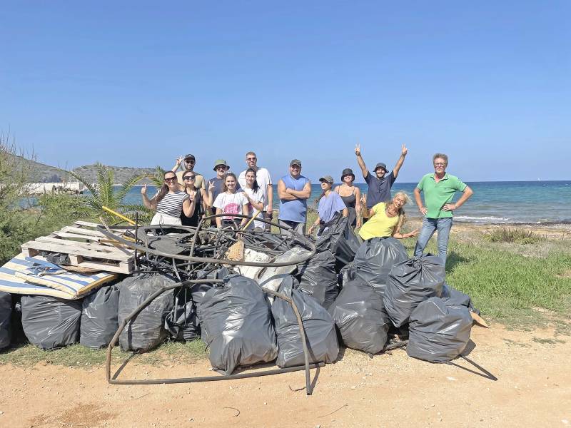 Πάνω από 300 κιλά απορριμμάτων απομανρύνθηκαν από τον βυθό του Μαράθου