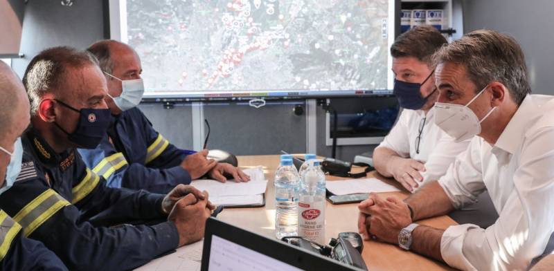 Φωτιές: Στο Συντονιστικό Κέντρο Επιχειρήσεων της Πυροσβεστικής ο Μητσοτάκης