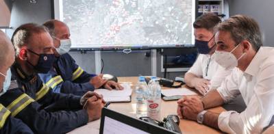 Φωτιές: Στο Συντονιστικό Κέντρο Επιχειρήσεων της Πυροσβεστικής ο Μητσοτάκης