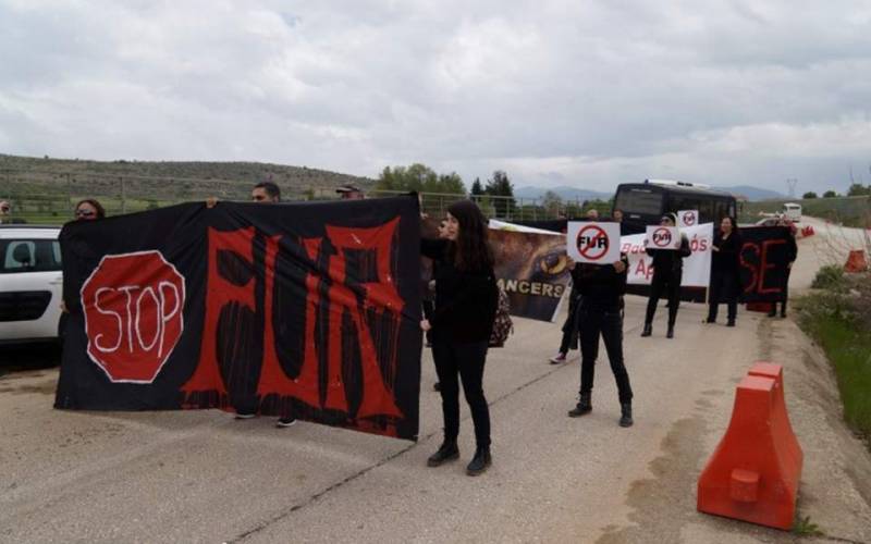 Καστοριά: Διαμαρτυρία μελών φιλοζωικών οργανώσεων έξω από το Εκθεσιακό Κέντρο Γούνας