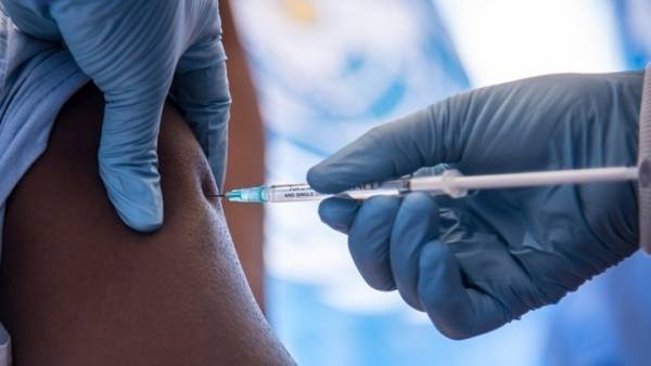 Κομισιόν: Υπάρχει συνεργασία ώστε να βρεθεί εμβόλιο το συντομότερο δυνατόν