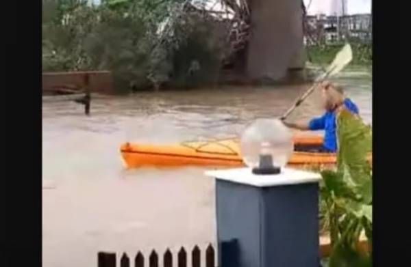 Πάτρα: Viral ο άνδρας που έκανε κανό σε πλημμυρισμένο δρόμο (Βίντεο)