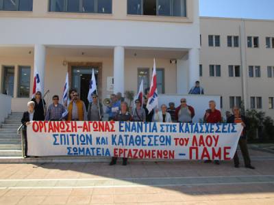 Διαμαρτυρία του ΠΑΜΕ έξω από το Δημαρχείο Καλαμάτας (βίντεο)