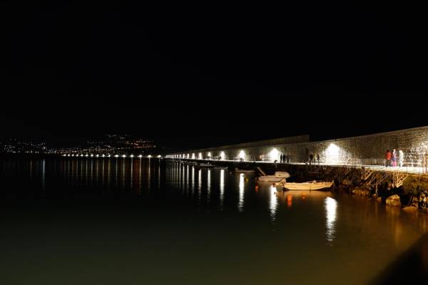 Φωταγωγήθηκε το "χιλιόμετρο" στο λιμάνι της Καλαμάτας (βίντεο)