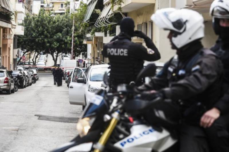 Συλλήψεις ακροδεξιών για εμπρηστικές επιθέσεις στον Πειραιά