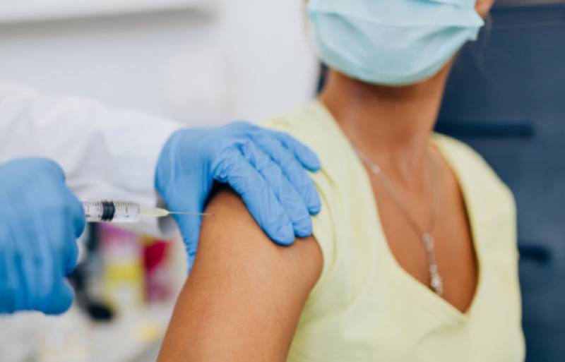 Κορονοϊός: Γιατί οι γυναίκες εμφανίζουν συχνότερες ανεπιθύμητες ενέργειες μετά τον εμβολιασμό
