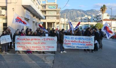 Παράσταση διαμαρτυρίας εργατικών συνδικάτων στο Λιμεναρχείο Καλαμάτας: Ζητούν πλήρη διαλεύκανση για το ναυάγιο της Πύλου (βίντεο)