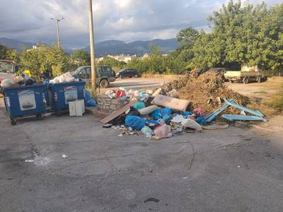 Σωρός από σκουπίδια και κλαδέματα