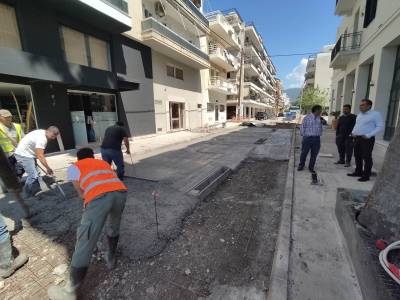 Καλαμάτα: Συνεχίζονται οι εργασίες ανάπλασης στη Ναυαρίνου