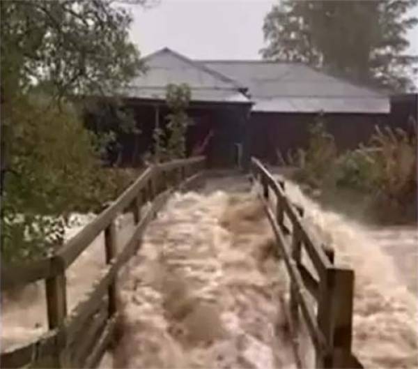 Βρετανία: Πέντε νεκροί από την καταιγίδα Μπαμπέτ, ανησυχία για περαιτέρω πλημμύρες
