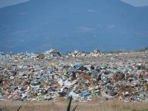 Λιμενικά: μια χωματερή δίπλα στη θάλασσα (φωτογραφίες)