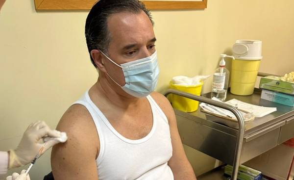 Ο Άδωνις Γεωργιάδης έκανε το εμβόλιο κατά της Covid - «Έτσι θα σώσουμε ζωές»