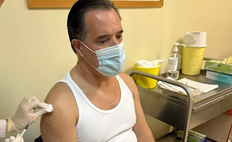 Ο Άδωνις Γεωργιάδης έκανε το εμβόλιο κατά της Covid - «Έτσι θα σώσουμε ζωές»