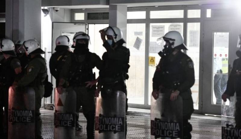 Πέραμα: Στον ανακριτή οι 7 αστυνομικοί - &quot;Ήρωες&quot; φώναζε το πλήθος (βίντεο)