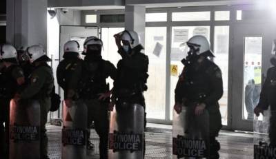Πέραμα: Στον ανακριτή οι 7 αστυνομικοί - &quot;Ήρωες&quot; φώναζε το πλήθος (βίντεο)