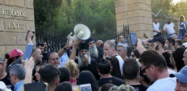 Κύπρος: Δώδεκα τραυματίες αστυνομικοί από τα επεισόδια από αρνητές της πανδημίας (βίντεο)