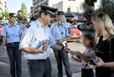 Τροχονόμοι μοίρασαν φυλλάδια κυκλοφοριακής αγωγής