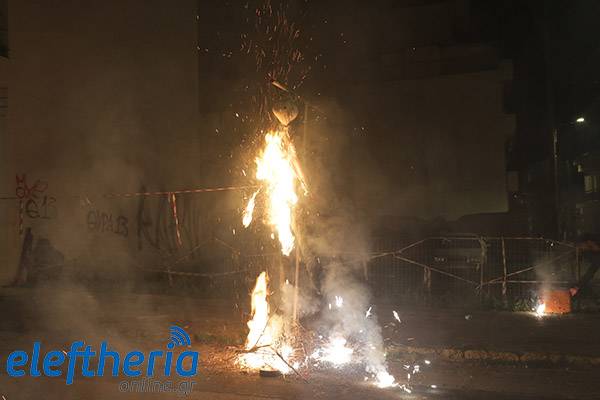 Το &quot;κάψιμο του Ιούδα&quot; αναβίωσε σε γειτονιές της Καλαμάτας (βίντεο-φωτογραφίες)